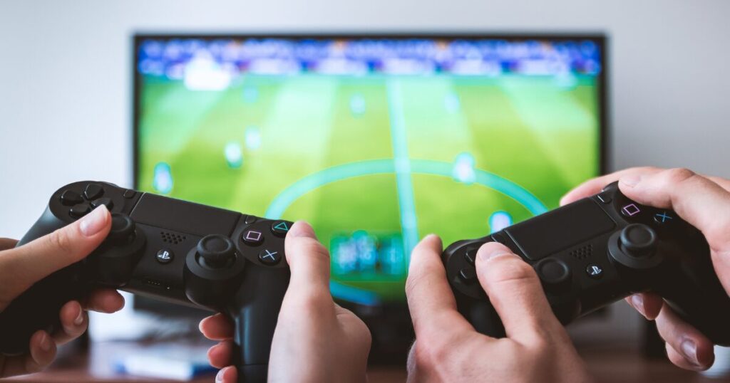 テレビゲームをする家族