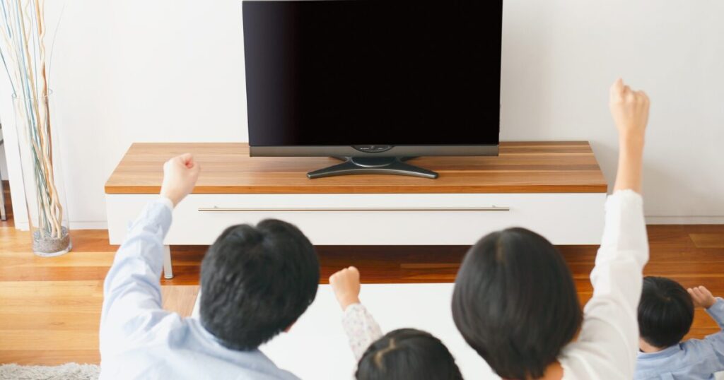 家族でテレビを観る